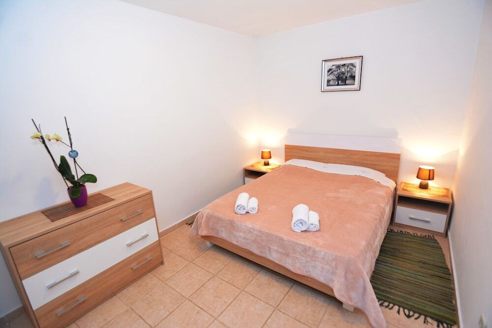 Доброта: Apartments & Rooms Vanja