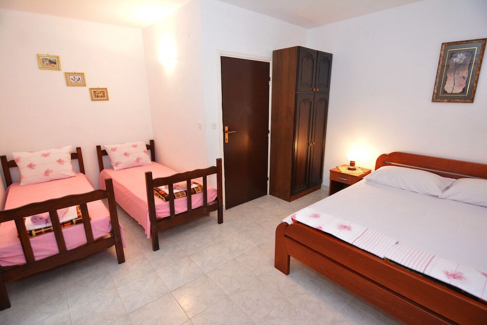 Доброта: Apartments & Rooms Vanja
