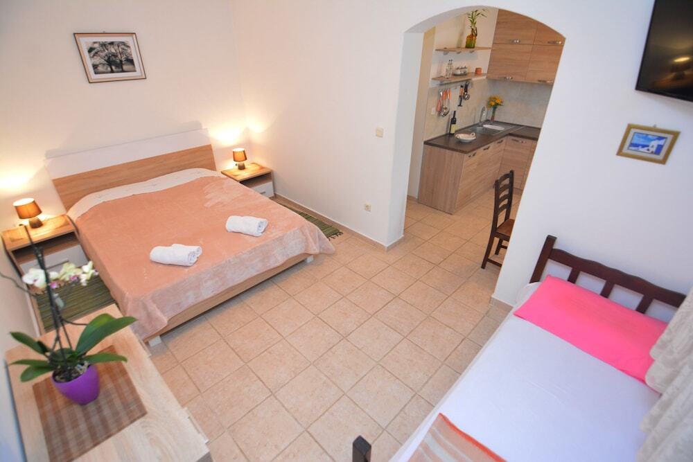Доброта: Apartments & Rooms Vanja