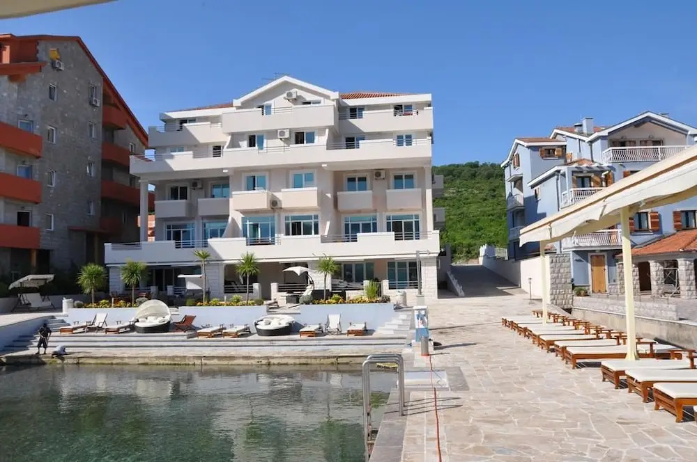 Тиват: Adeona apartments