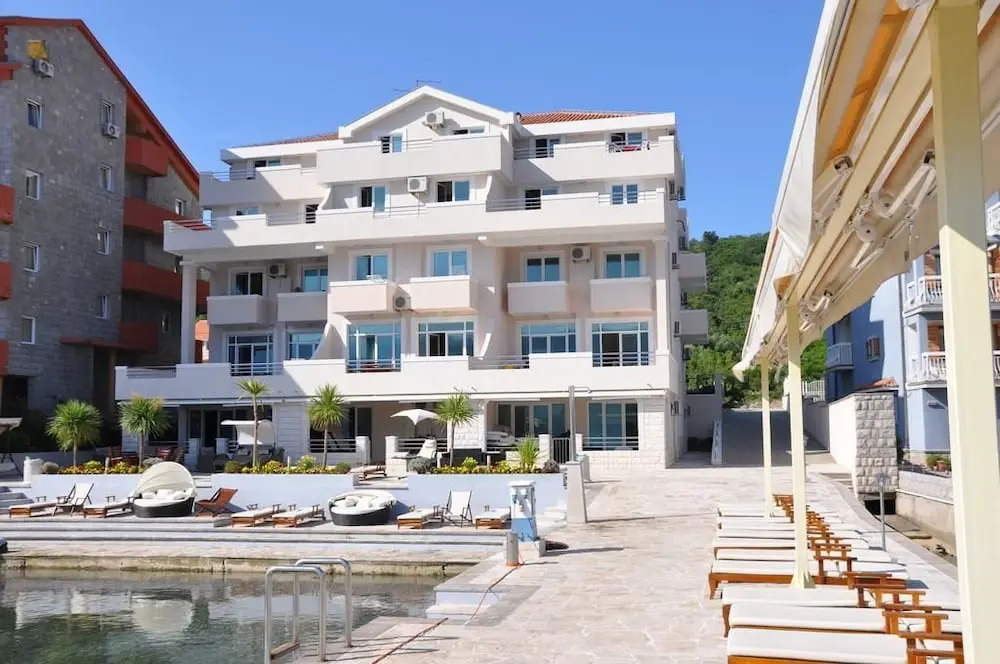 Тиват: Adeona apartments