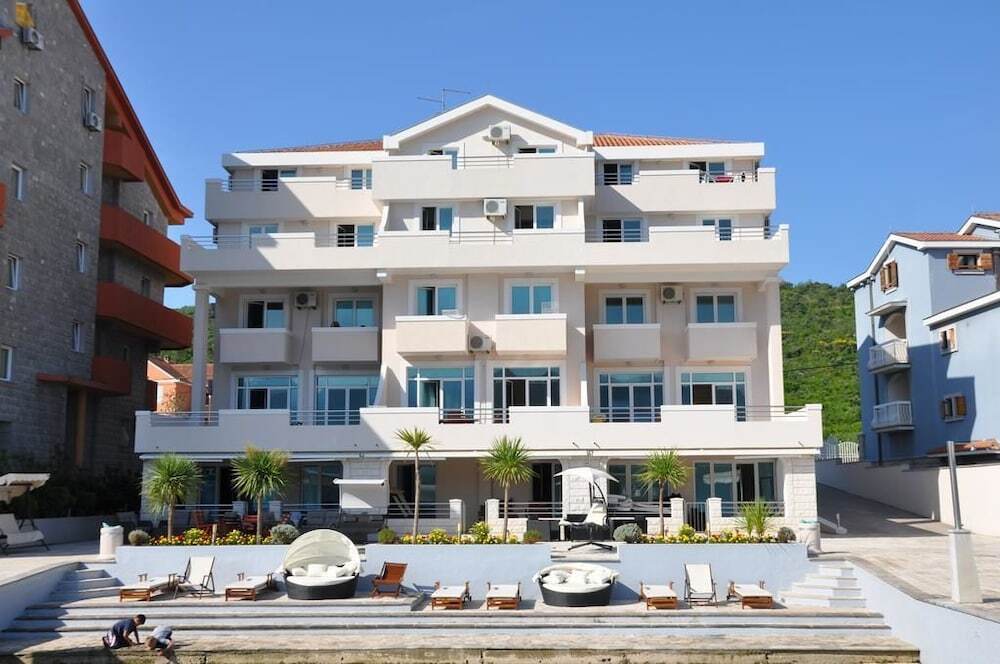 Тиват: Adeona apartments