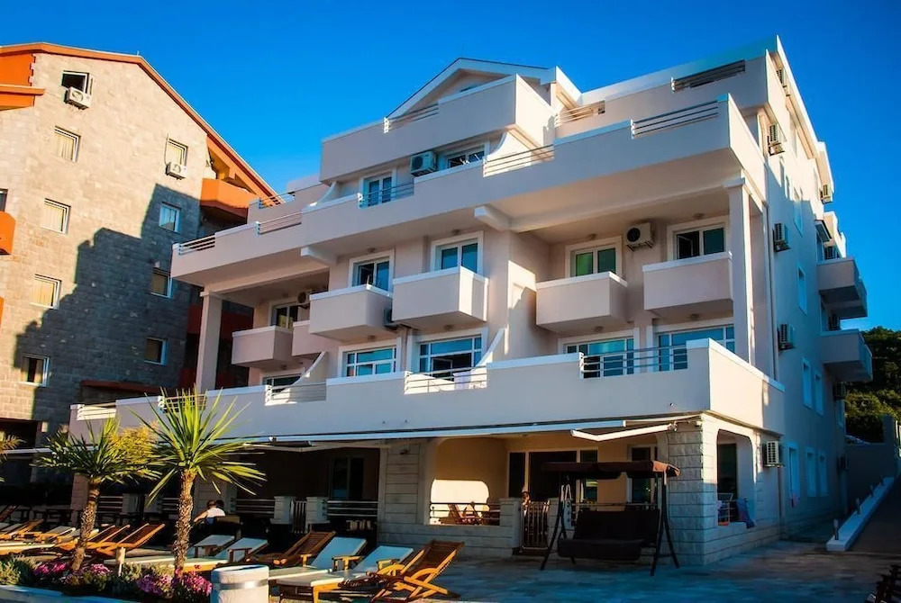 Тиват: Adeona apartments