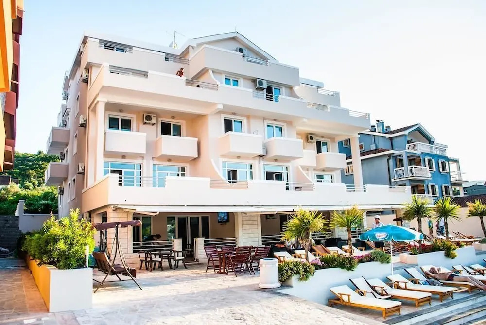 Тиват: Adeona apartments