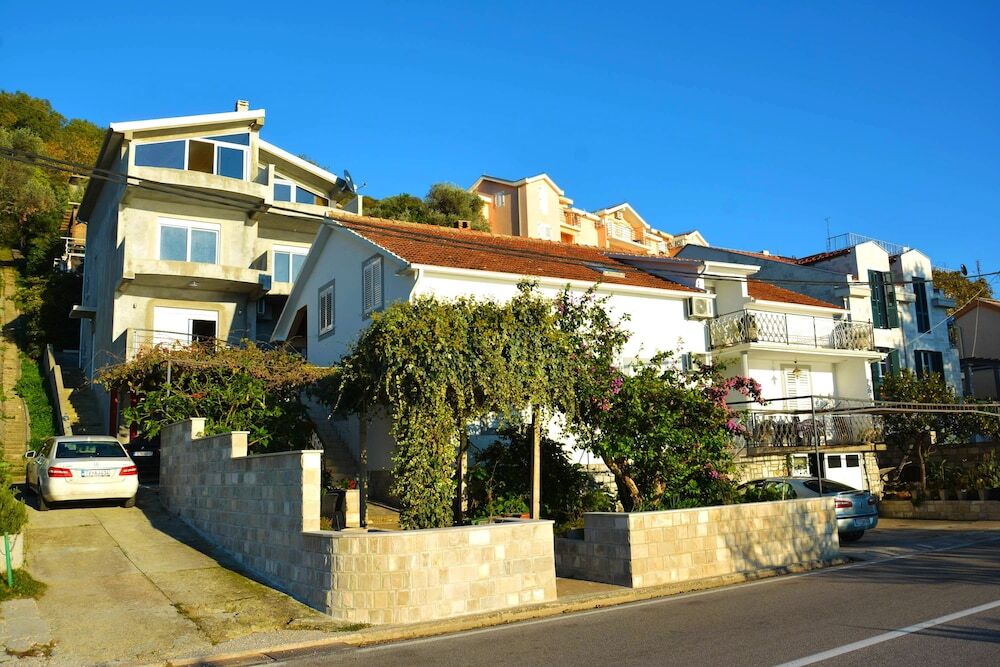 Тиват: Apartments Antonio