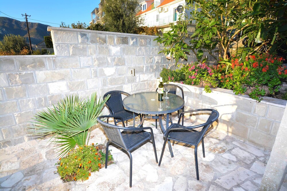 Тиват: Apartments Antonio