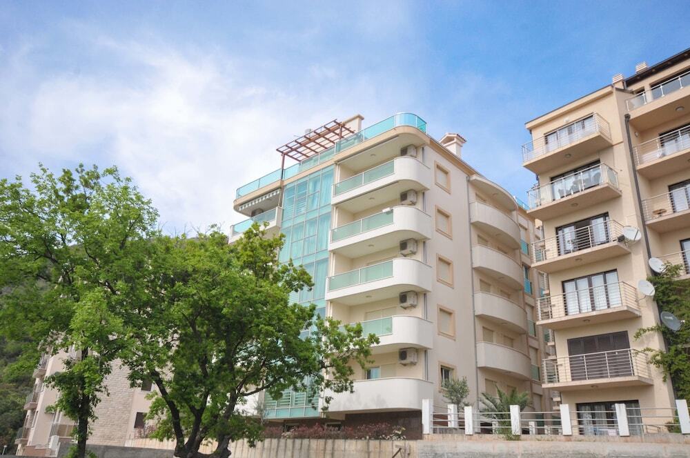 Будва: Adriatic Apartments