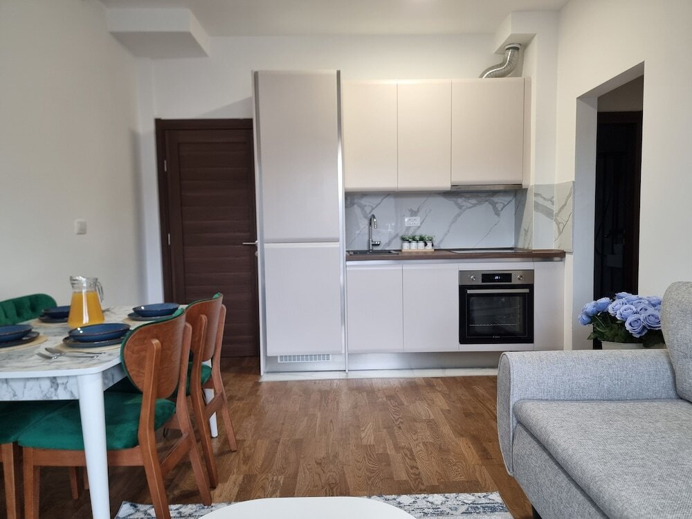 Будва: Adriatic Apartments