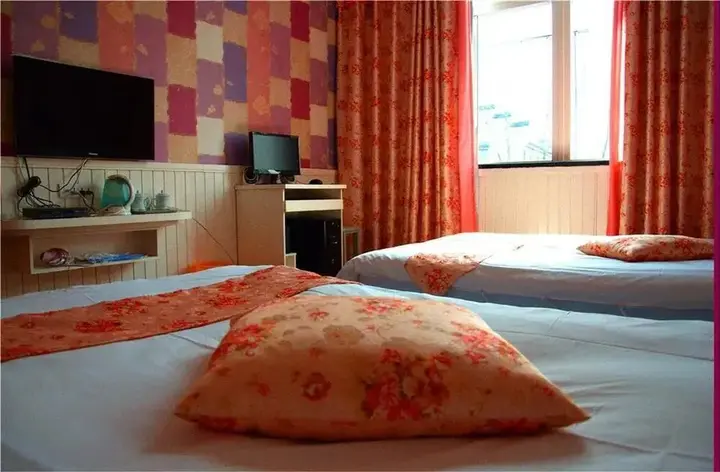 Цзясинь: Yishuige Inn