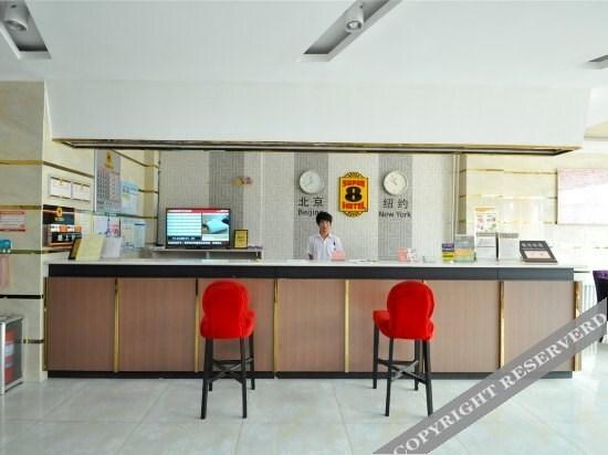 Линьи: Super 8 by Wyndham Linyi Bus Terminal