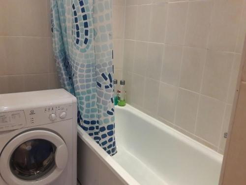 Сургут: Surgut Apartments Iosifa Karolinskogo 8/156