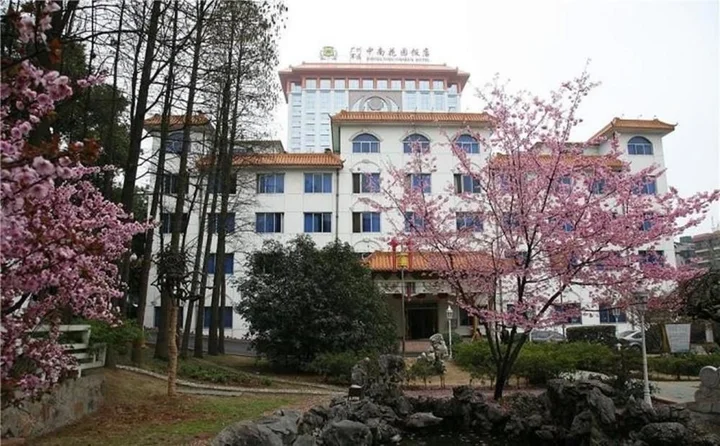 Ухань: Wuhan Guangzhou Military Region South Garden Nanyuan Building