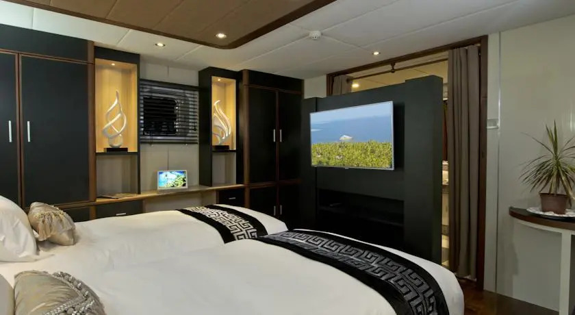 Северный атолл Мале: Maldives Crown