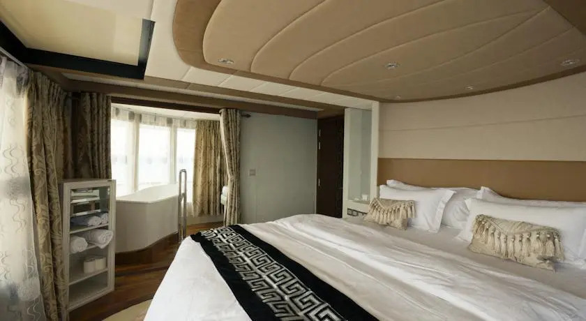 Северный атолл Мале: Maldives Crown