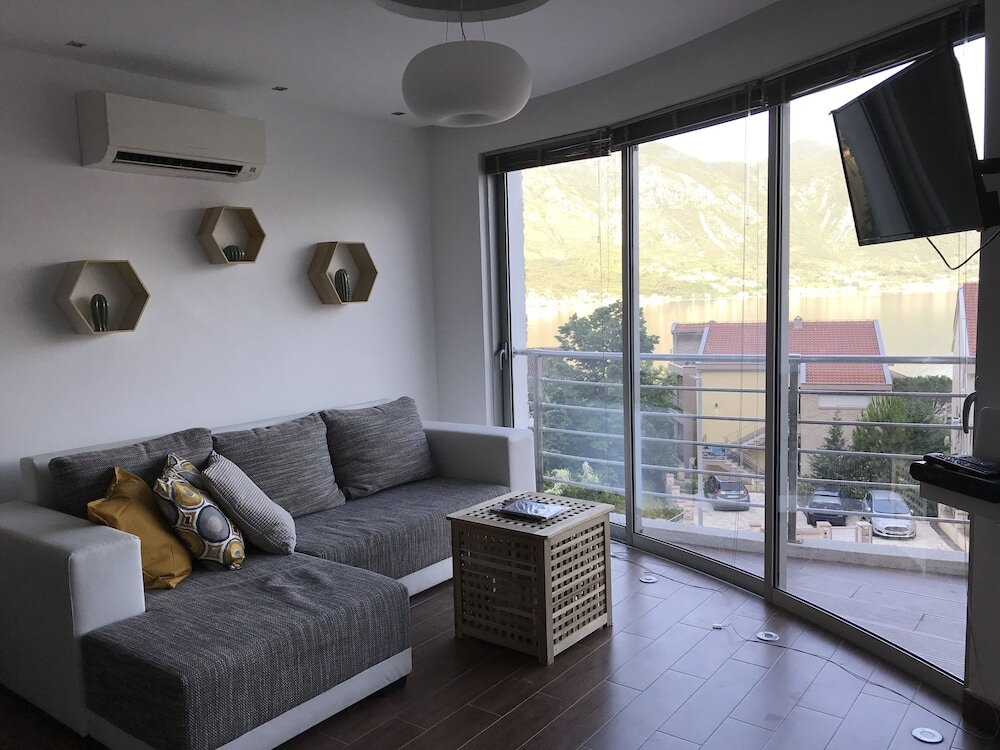 Доброта: 2 Beds, Fjord Panorama and Pool in Dobrota