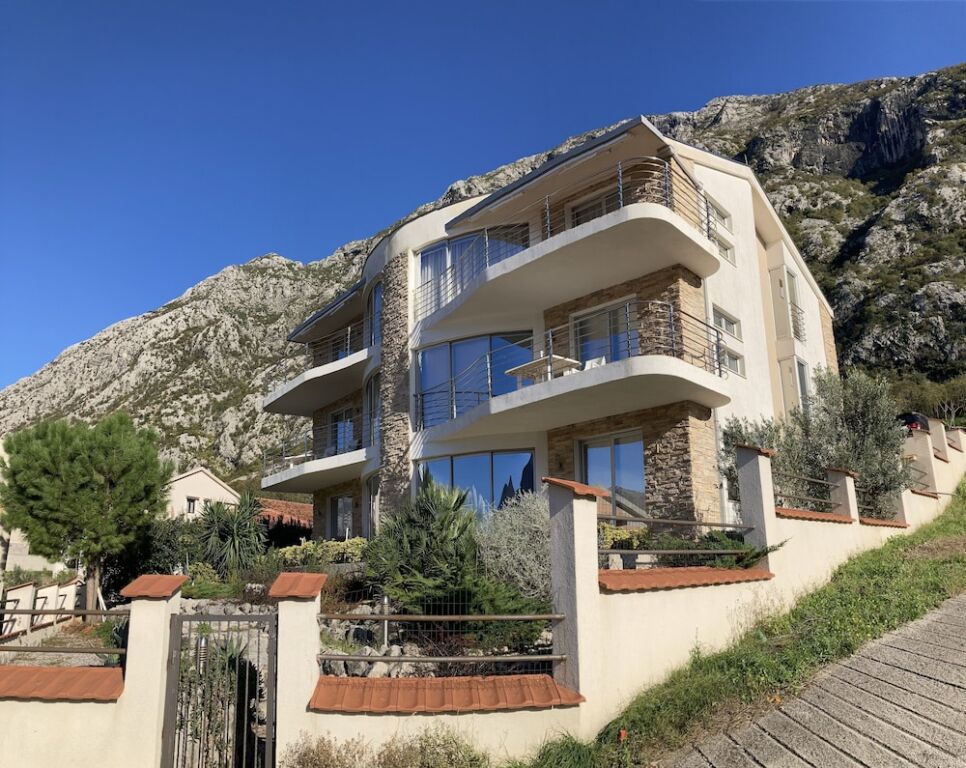 Доброта: 2 Beds, Fjord Panorama and Pool in Dobrota