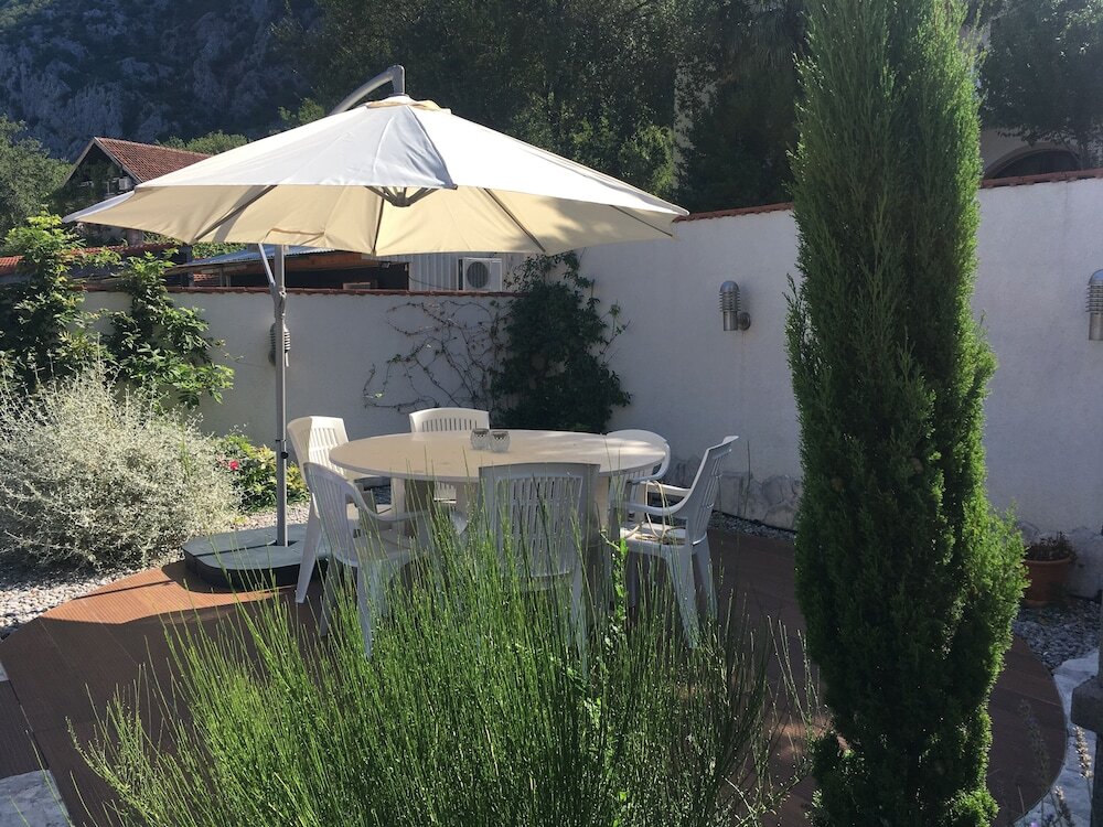 Доброта: 2 Beds, Fjord Panorama and Pool in Dobrota