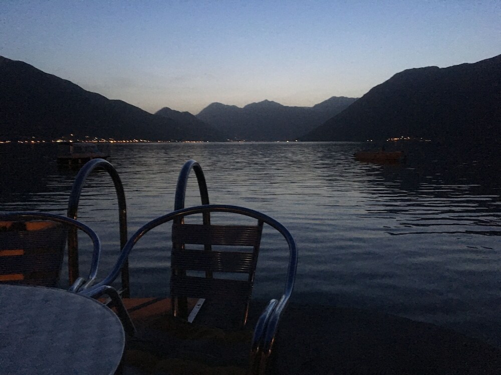 Доброта: 2 Beds, Fjord Panorama and Pool in Dobrota