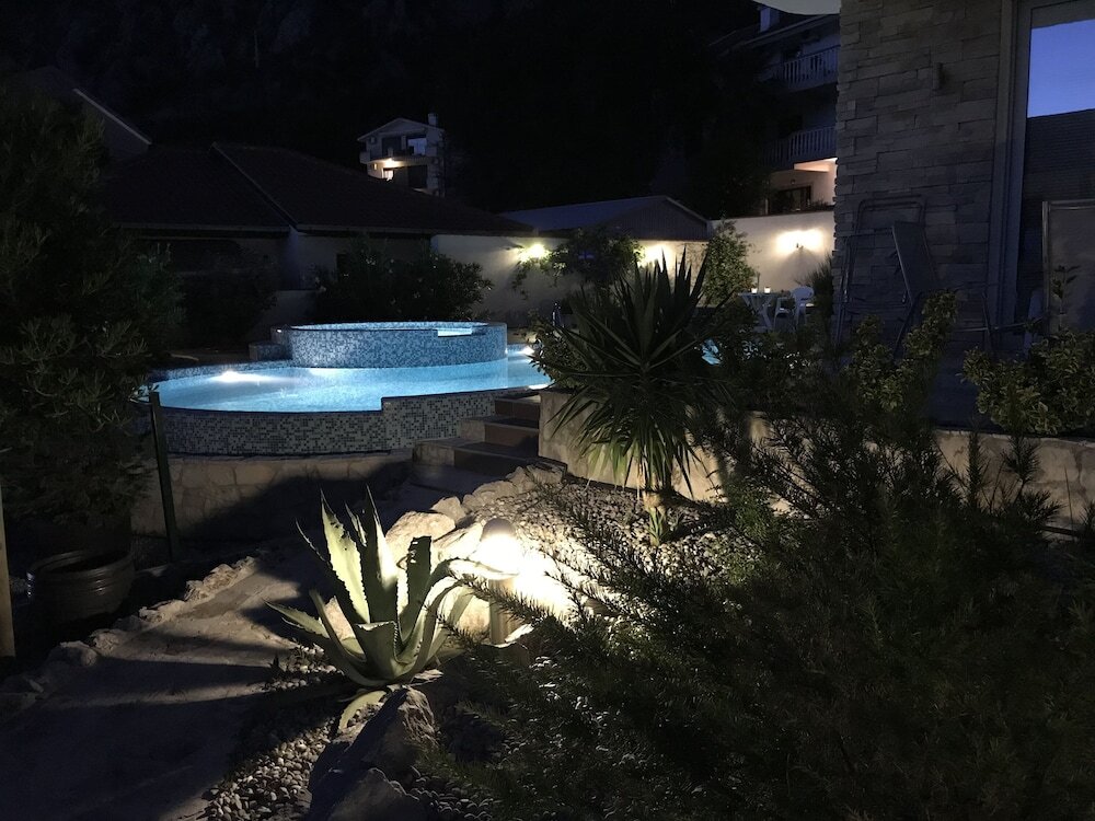 Доброта: 2 Beds, Fjord Panorama and Pool in Dobrota