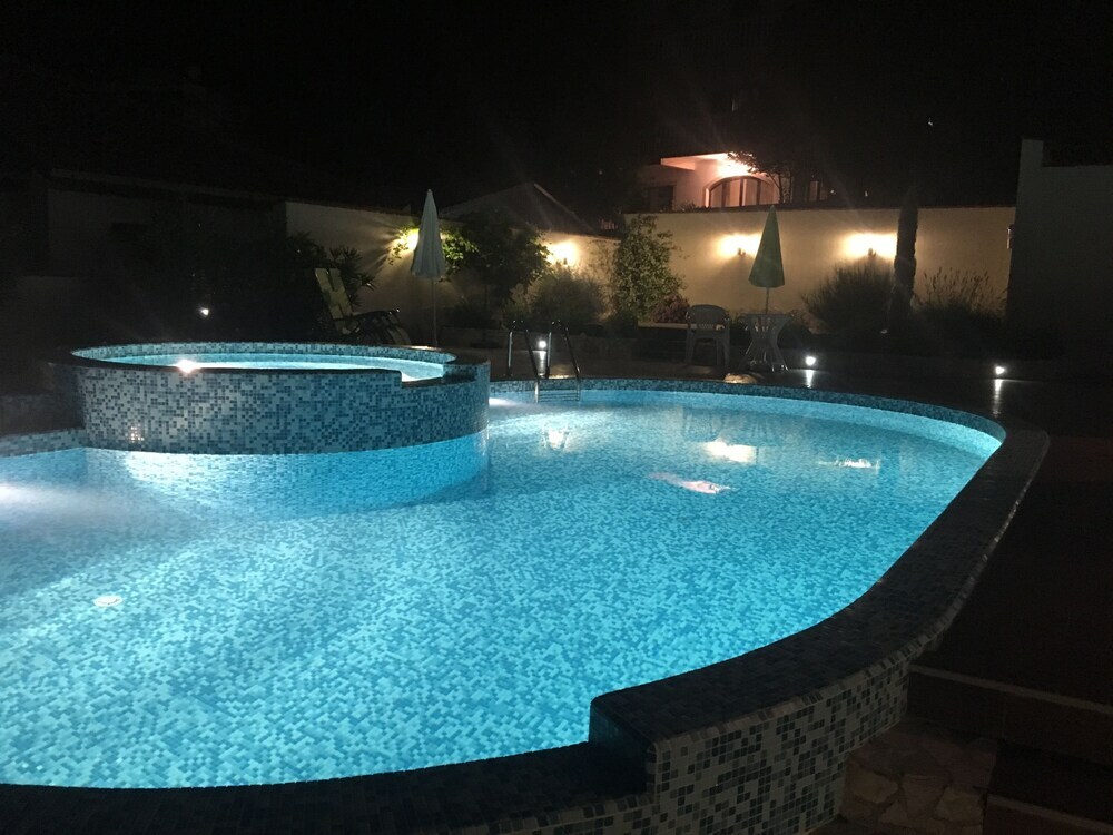 Доброта: 2 Beds, Fjord Panorama and Pool in Dobrota