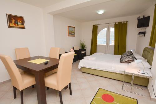 Крашичи: Apartmani Leut
