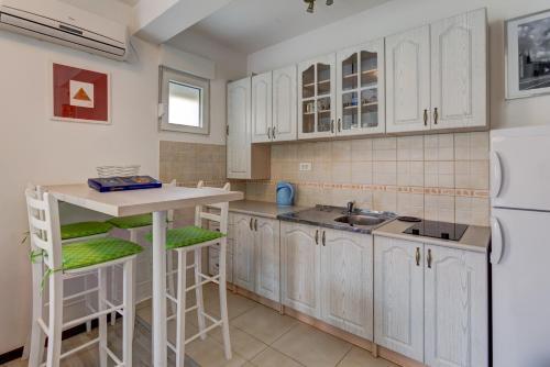 Доброта: Apartments Frezija