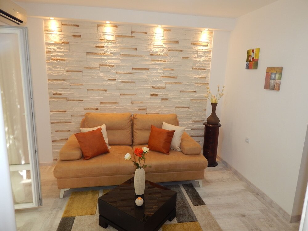 Доброта: Apartments House 91