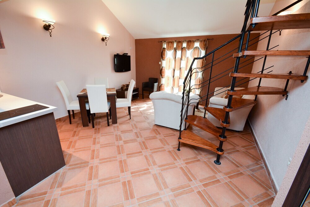 Доброта: Apartments House 91