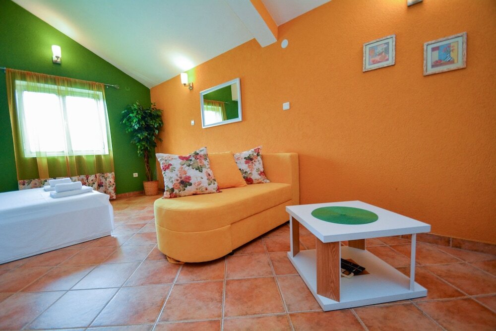 Доброта: Apartments House 91