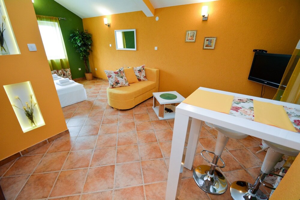 Доброта: Apartments House 91