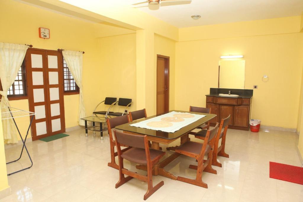 Чираккал: Redrose Service Apartment