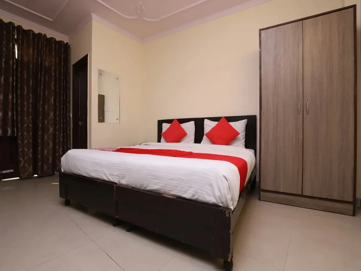 Нью-Дели: Charanpahari Hotel by OYO Rooms
