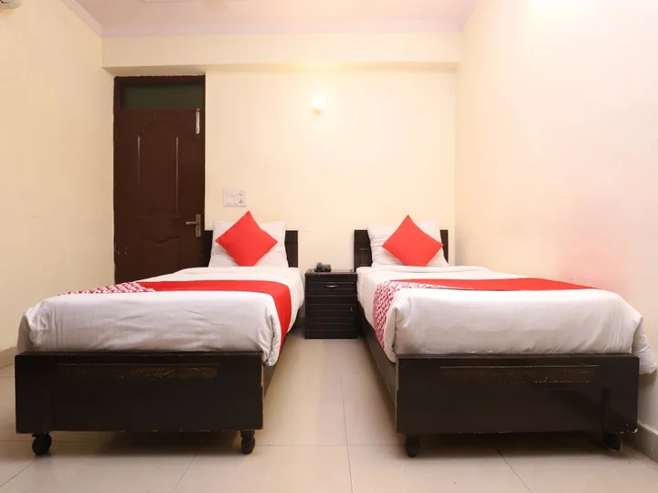 Нью-Дели: Charanpahari Hotel by OYO Rooms
