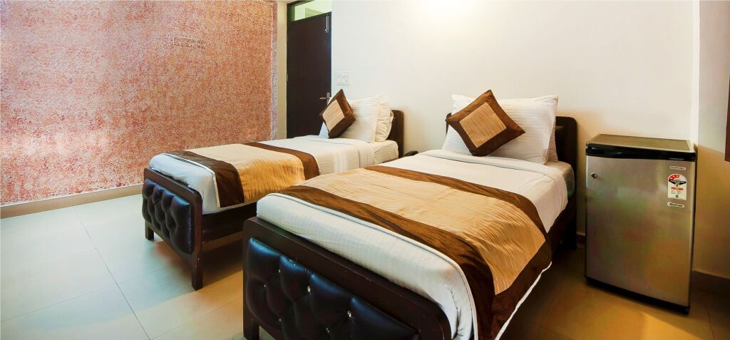 Нью-Дели: Charanpahari Hotel by OYO Rooms