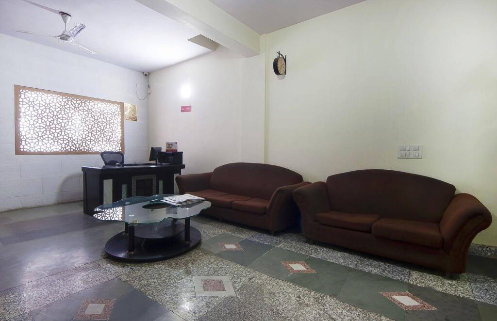 Нью-Дели: Charanpahari Hotel by OYO Rooms