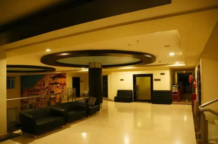 Каримнагар: Hotel Swetha