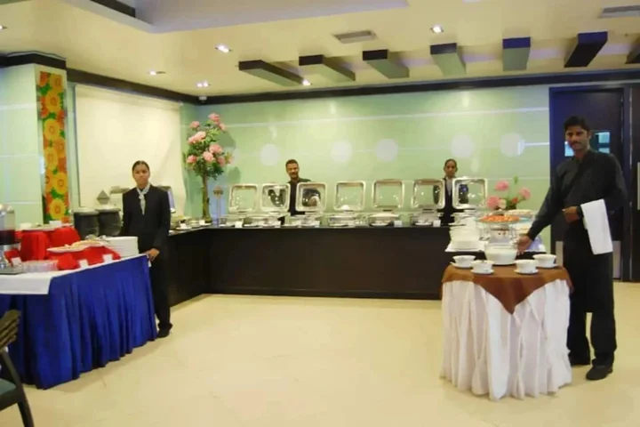 Каримнагар: Hotel Swetha
