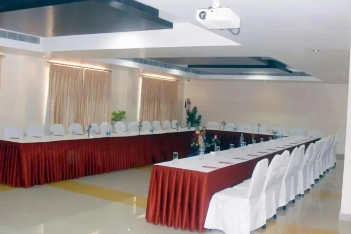 Каримнагар: Hotel Swetha