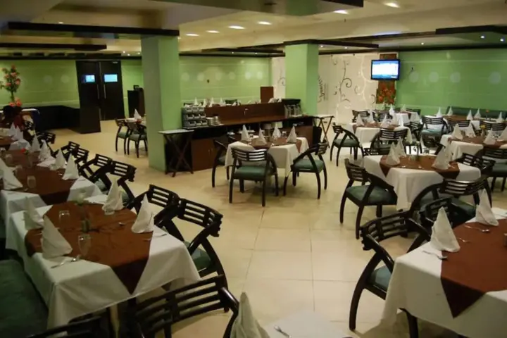 Каримнагар: Hotel Swetha