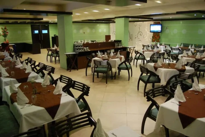 Каримнагар: Hotel Swetha