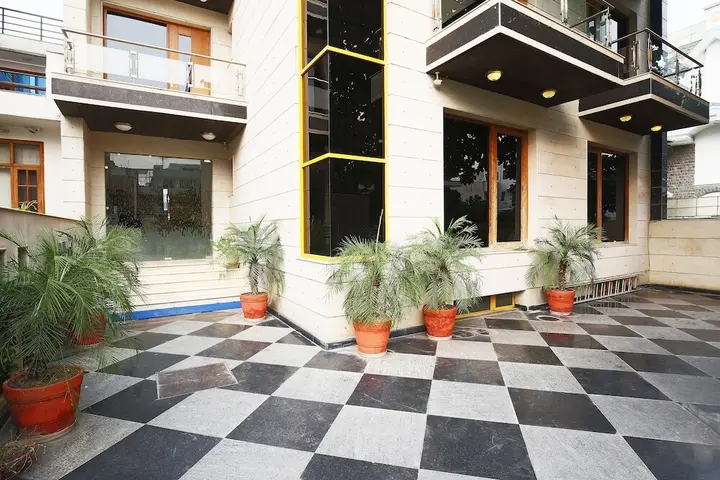 Гуруграм: FabHotel GRD DLF Square