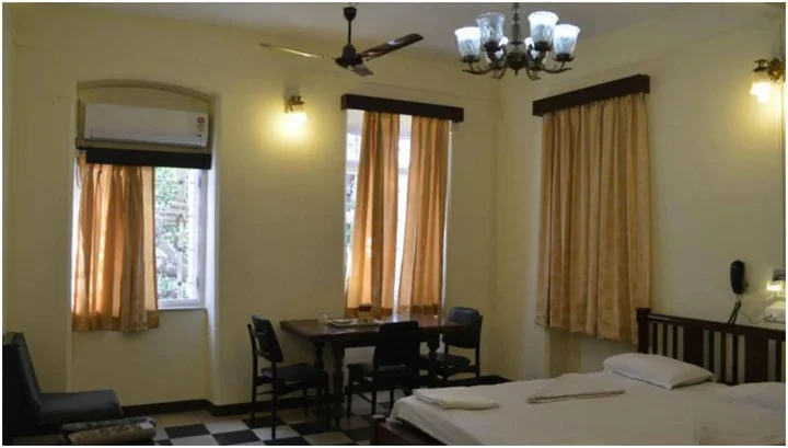 Мумбаи: Bentleys Hotel Colaba