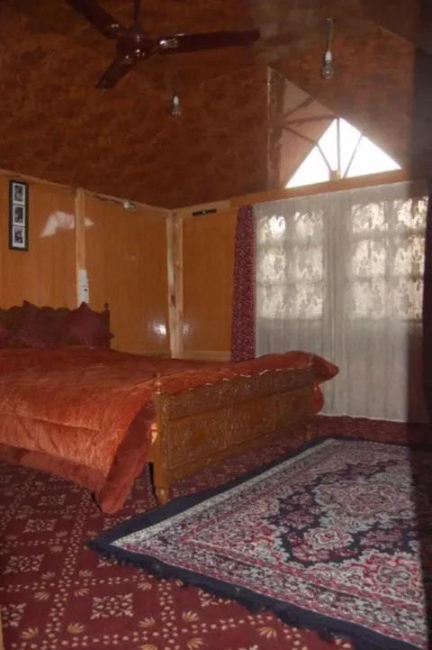 Шринагар: New Lucky Flower House Boat