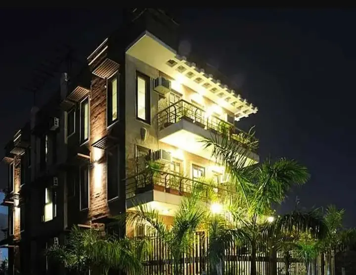 Гуруграм: Redbrick villa