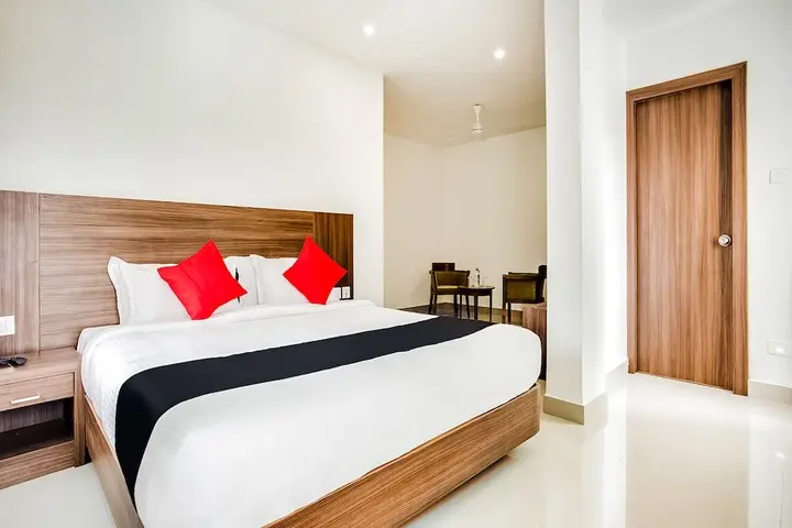 Теккумбхагам: Capital O 60558 Hotel Midhuna International