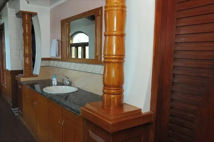 Аллеппи: Coco HouseBoat