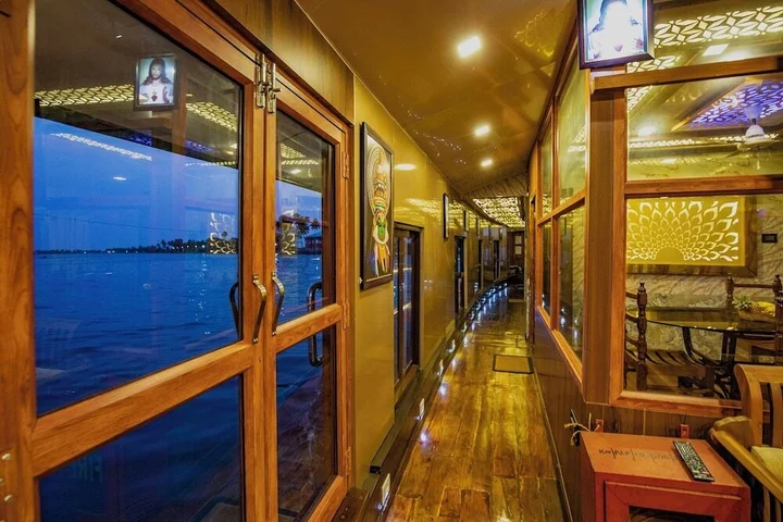 Аллеппи: Coco HouseBoat