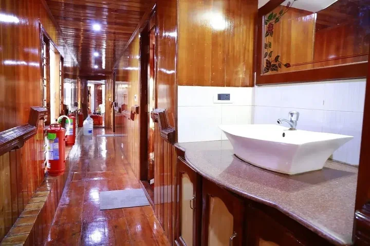 Аллеппи: Coco HouseBoat