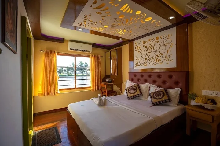 Аллеппи: Coco HouseBoat