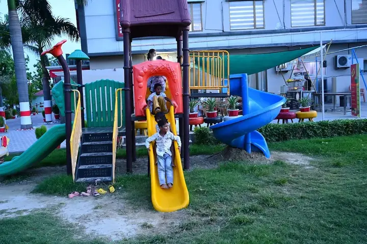 Бахрайч: Leisure Resort